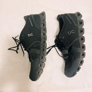 On Running On Cloud all Black Running Shoes Women’s 8.5